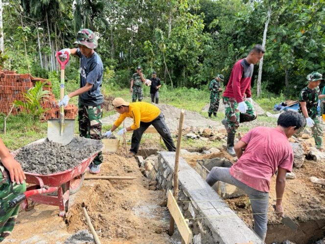 
					Kepala Desa Amolame Turun Tangan, Sudarmono Ikut Cor Pondasi Rumah Warga di TMMD ke-128 Kodim 1430/Konut