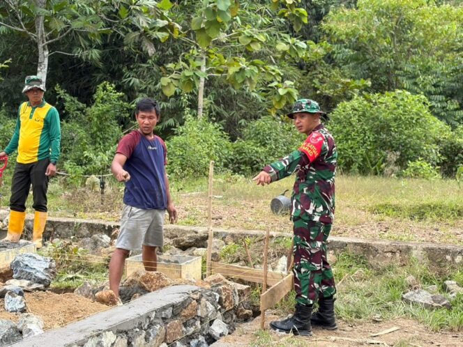 
					Letkol Kav Kuswara, S.I.P Dandim 1430/Konut Turun Gunung: Dansatgas TMMD ke-128 Ikut Bangun Rumah Warga (RLTH) Milik Bapak Hasruddin