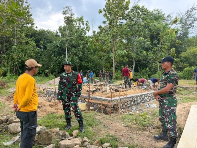 
					Dandim 1430/Konut Turun Tangan, Kolaborasi dengan Kades Amolame Wujudkan Rumah Layak Huni Lewat TMMD Unggulan Kasad
