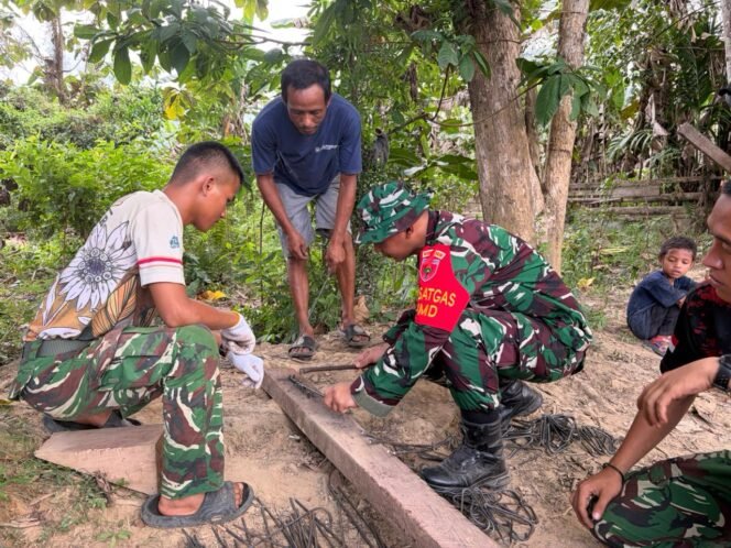 
					Turun Langsung di Lapangan, Dandim 1430/Konut Rakit Rangka Besi Sloof untuk Rumah Warga di TMMD ke-128