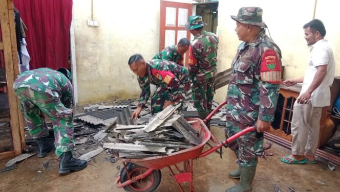 
					Angin Puting Beliung Rusak Rumah Warga, Gerak Cepat Kodim 0428/Mukomuko LangsungTerjun Kelapangan, Bantu Perbaikan Rumah Warga