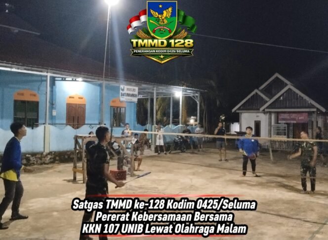
					Satgas TMMD ke-128 Kodim 0425/Seluma Pererat Kebersamaan Bersama KKN 107 UNIB Lewat Olahraga Malam