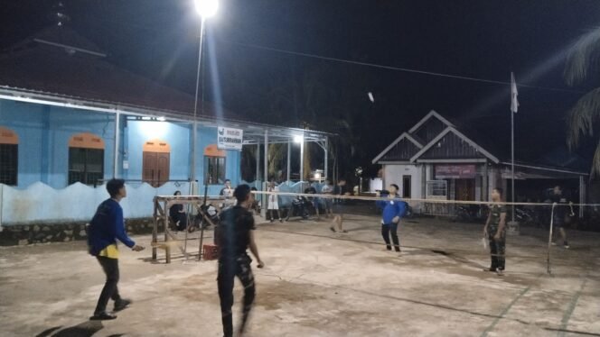 
					Jaga Kebugaran dan Kekompakan, Satgas TMMD ke-128 Kodim 0425/Seluma dan KKN 107 UNIB Isi Waktu Malam dengan Bulutangkis