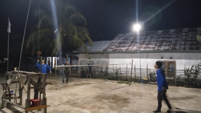 
					Bangun Kekompakan di Malam Hari, Satgas TMMD ke-128 Kodim 0425/Seluma dan KKN 107 UNIB Gelar Olahraga Bersama