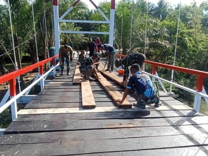 
					Personel Kodim 0428/Mukomuko Laksanakan Pergantian Papan Lantai Jembatan dan Pengecatan Lantai Jembatan Gantung Perintis Garuda
