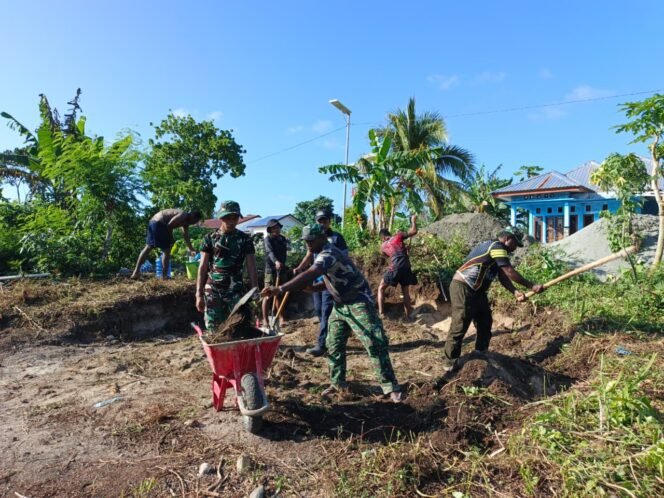 
					Satgas TMMD ke-128 Kodim 1801/Manokwari Percepat Pekerjaan dengan Meratakan Pondasi Rumah Warga
