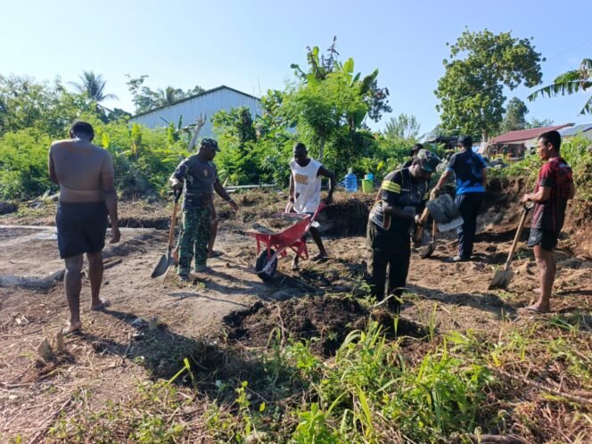 
					Bahu-Membahu Ratakan Pondasi, Satgas TMMD dan Warga Tanah Rubuh Tunjukkan Semangat Gotong Royong