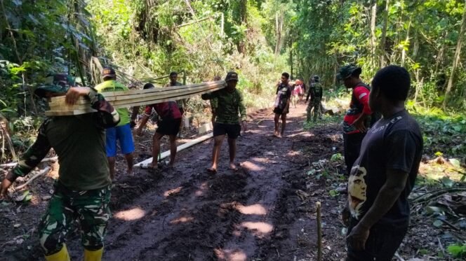 
					Solid Tanpa Sekat, Satgas TMMD ke-128 Kodim 1801/Manokwari dan Warga Kompak Buat Mal Pengecoran Jalan