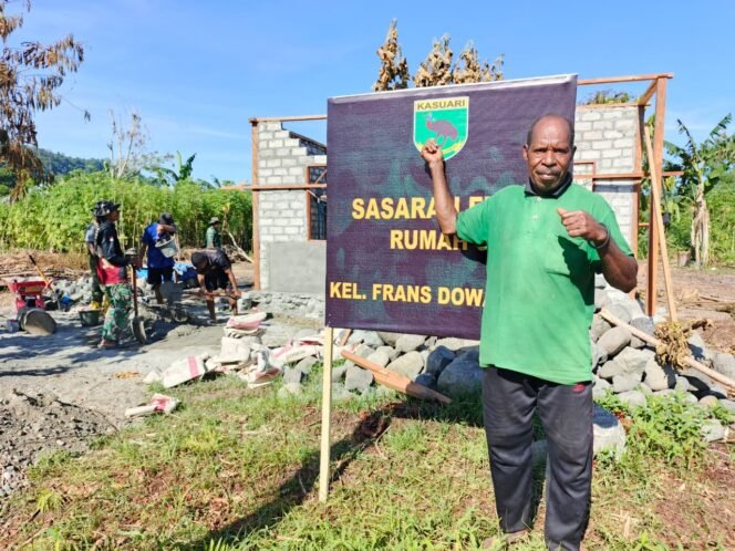 
					Fran Dowansiba Antusias Bantu Satgas TMMD ke-128 Kodim 1801/Manokwari Bangun Rumah Layak Huni