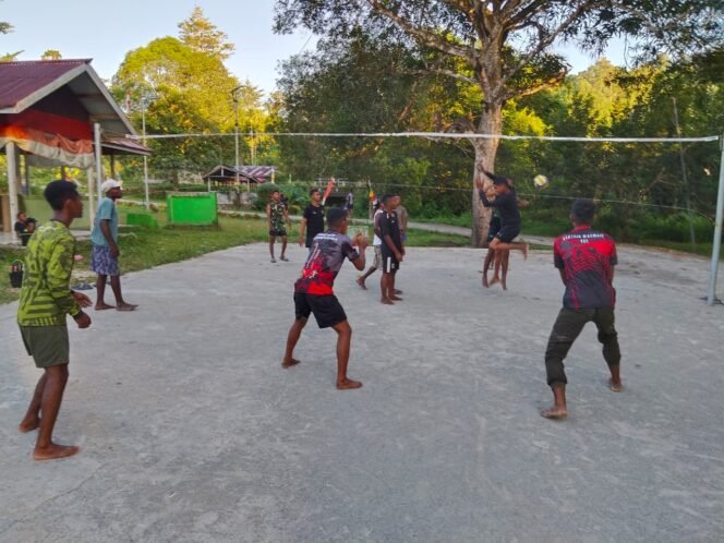
					Isi Waktu Luang, Satgas TMMD ke-128 Kodim 1801/Manokwari Bermain Voli Bersama Warga