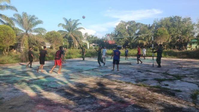 
					Di Sela Kegiatan TMMD Reguler ke-128, Prajurit Satgas Laksanakan Volly Bersama