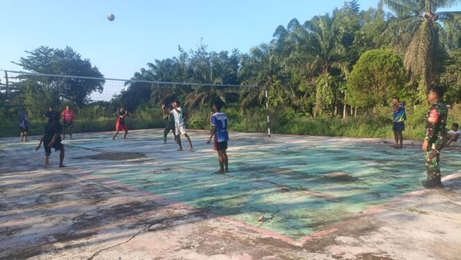 
					Pentingnya Menjaga Kebugaran Saat Bertugas, Prajurit Satgas TMMD ke-128 Rutin Laksanakan Olahraga Bola Voli.