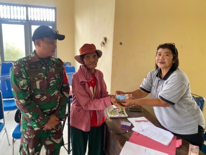 
					Dikawal Babinsa, Pencairan BLT DD Di Desa Bunga Mekar Aman Dan Tepat Sasaran