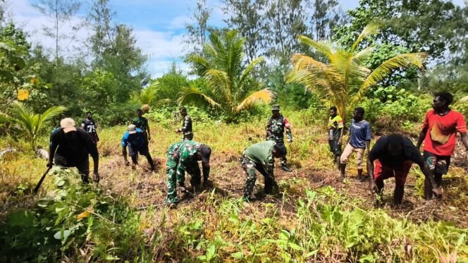 
					Satgas TMMD dan Warga Buka Lahan 1,5 Hektar di Kampung Keakwa