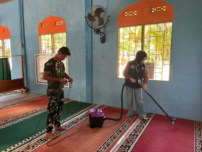 
					Pererat Kemanunggalan, Satgas TMMD Ke-128 Kodim Seluma Gotong Royong Bersama Warga