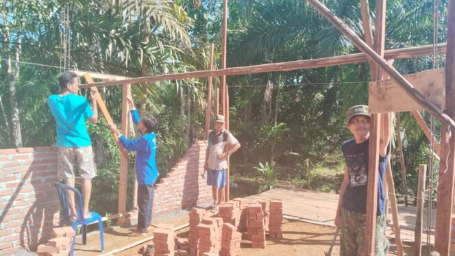 
					Pembangunan RTLH TMMD Ke-128 Kodim 0425/Seluma Masuki Tahap Dinding dan Kusen