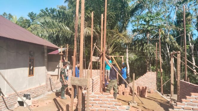 
					Gotong Royong TNI dan Warga Percepat Pembangunan RTLH di Desa Lubuk Lagan