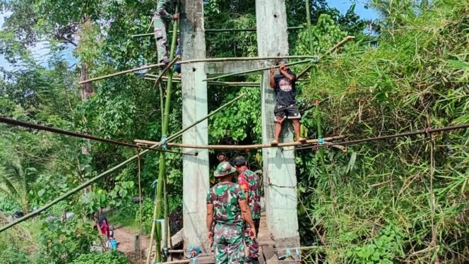 
					Danramil 1309/Wori Bersama Babinsa dan Masyarakat Laksanakan Pemeliharaan Jembatan Gantung Perintis Garuda