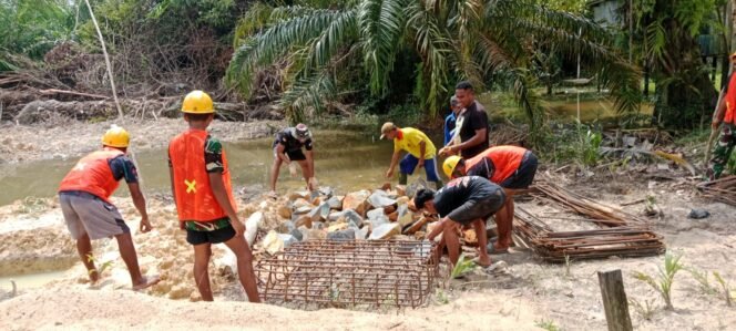 
					Personel Gabungan Percepat Distribusi Material ke Titik Pancang Jembatan Garuda
