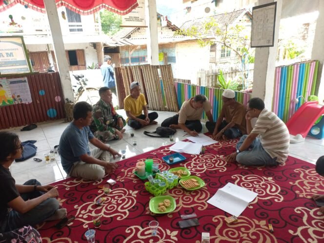 
					Babinsa Koramil Ropang Aktif Bangun Sinergi, Danramil Beri Penghargaan