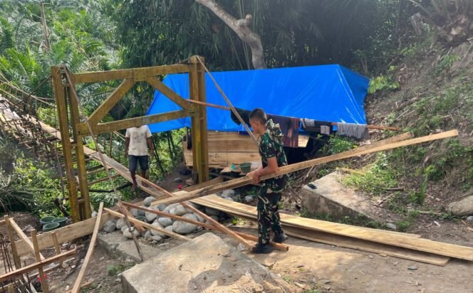 
					Satgas Jembatan Gantung Perintis Garuda Koramil 408-05/Manna dan Warga Kompak Gotong Royong Estafet Cor Pondasi Jembatan