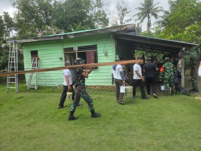 
					Kebersamaan Warga dan TNI Percepat Persiapan RTLH di Sungai Hijau