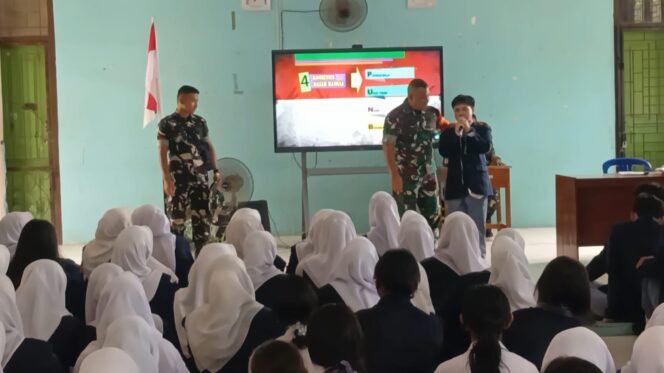 
					Antusias Siswa Menerima Sosialisasi Wawasan Kebangsaan oleh Dandim 1014/Pbn  Pangkalan Banteng – Dalam rangka kegiatan TMMD Ke-128, Kodim 1014/Pbn melaksanakan sosialisasi wawasan kebangsaan (wasbang) kepada siswa-siswi SMAN 1 Pangkalan Banteng, Senin (27/04/2026). Kegiatan ini dipimpin langsung oleh Dandim 1014/Pbn sebagai upaya menanamkan nilai-nilai cinta tanah air sejak dini.  Dalam penyampaiannya, Dandim menekankan pentingnya generasi muda memiliki semangat nasionalisme dan karakter kebangsaan yang kuat di tengah tantangan zaman. “Melalui kegiatan ini, kami berharap para siswa semakin memahami pentingnya menjaga persatuan dan memiliki rasa tanggung jawab terhadap bangsa,” ujarnya.  Kegiatan berlangsung interaktif dan mendapat respon positif dengan antusias siswa yang tinggi selama mengikuti sosialisasi. Para siswa tampak aktif bertanya dan menyimak materi yang diberikan.  Salah satu siswa mengungkapkan rasa senangnya mengikuti kegiatan tersebut. “Kami sangat antusias karena materi yang disampaikan mudah dipahami dan menambah wawasan kami tentang pentingnya mencintai tanah air,” katanya.  Sosialisasi ini menjadi bagian dari program non-fisik TMMD Ke-128 yang bertujuan membangun karakter generasi muda, sekaligus mempererat hubungan antara TNI dan masyarakat, khususnya di lingkungan pendidikan.