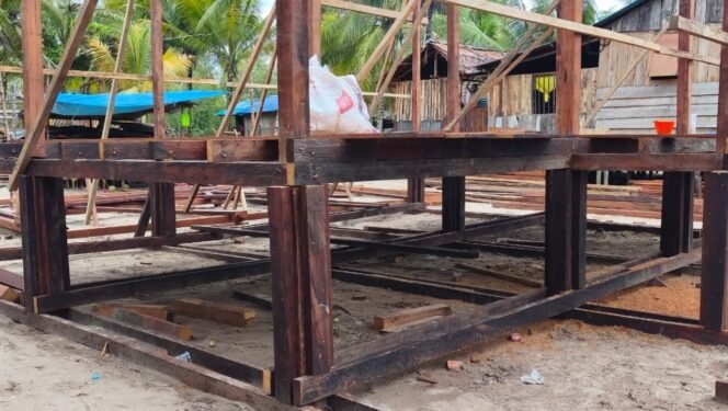 
					TMMD Ke-128 Gunakan Kayu Besi untuk Bangun Rumah Layak Huni di Keakwa
