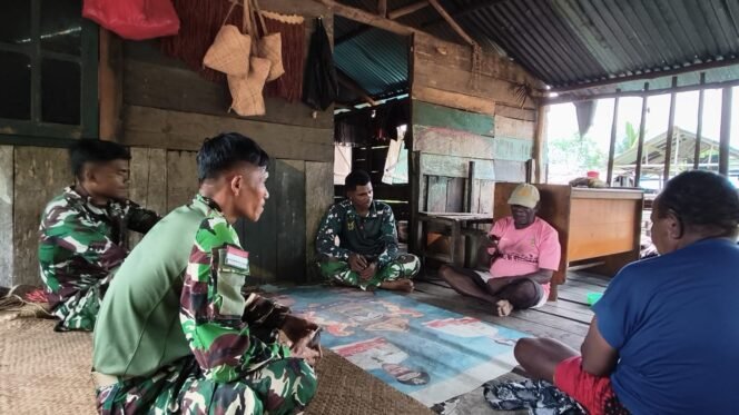 
					Kehangatan TNI dan Warga Terjalin, Suasana Rumah Jadi Penuh Keceriaan