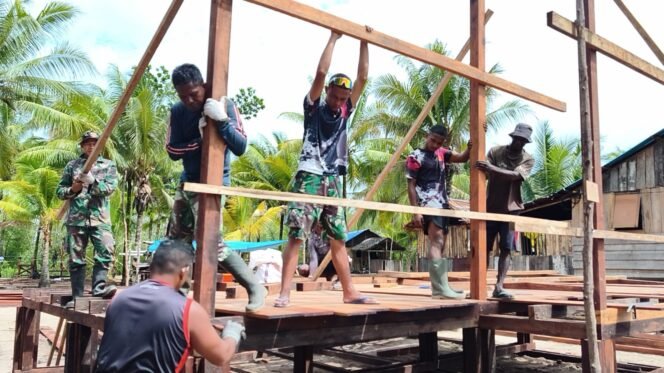
					Rangka Rumah Bapak Niko Makare Mulai Terpasang, Progres TMMD Terus Meningkat