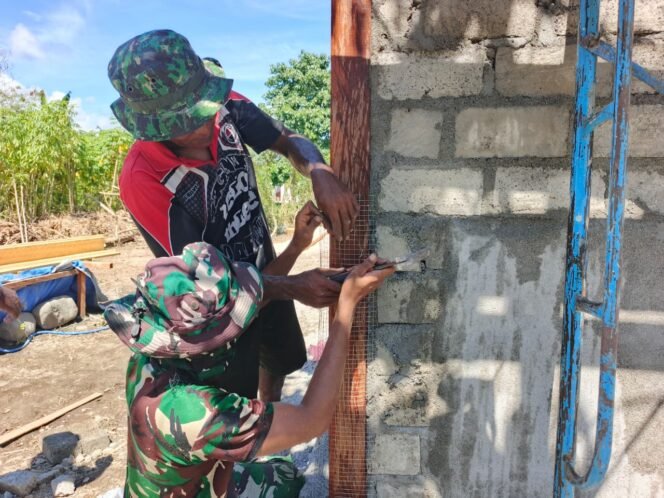 
					Gotong Royong Plester Dinding, Satgas TMMD dan Warga Tanah Rubuh Tunjukkan Kekompakan