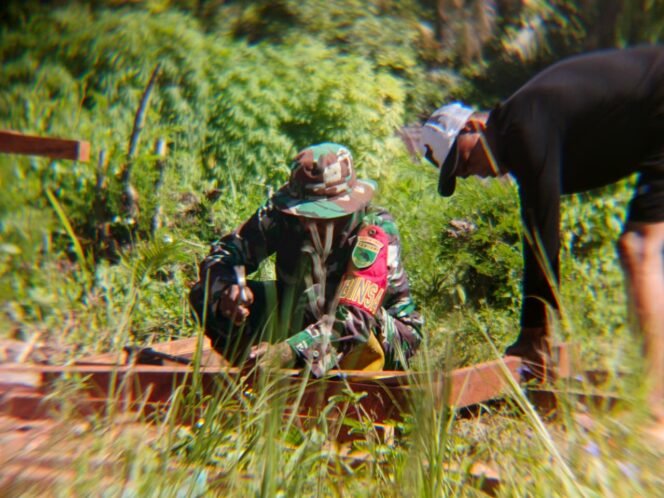 
					Utamakan Presisi, Satgas TMMD ke-128 Kodim 1801/Manokwari Kerjakan Kusen dengan Teliti