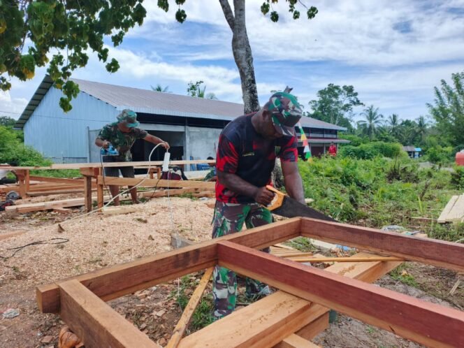 
					Pilih Kayu Berkualitas, Satgas TMMD ke-128 Pastikan Kusen Rumah Warga Tahan Lama