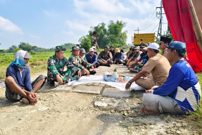 
					Kompak dan Solid, Satgas TMMD 128 Bahu-Membahu Rehab Rumah Warga Slempit