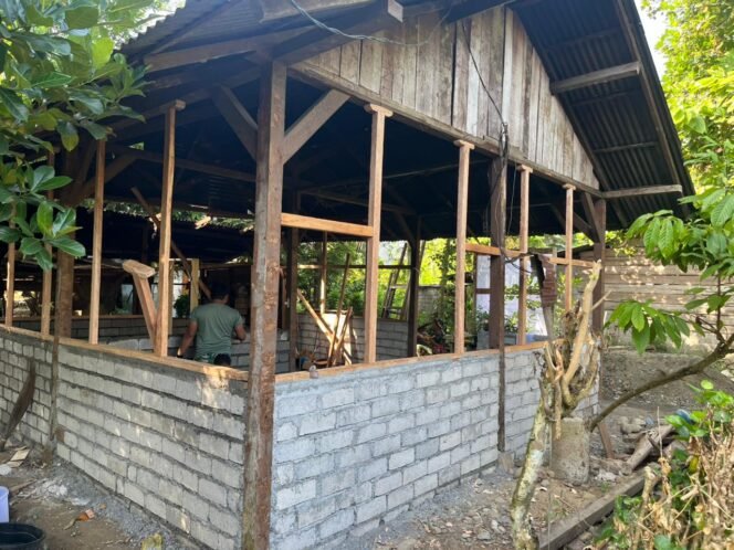 
					Pembangunan RTLH TMMD Ke-128 Kodim 1306/Palu Capai Progres, Dinding Batako Rumah Warga Mulai Terpasang