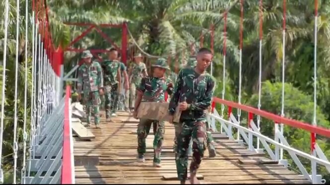 
					Semangat Pantang Menyerah, Personel Kodim 0428/Mukomuko Laksanakan Pengecatan Lantai Jembatan Gantung Perintis Garuda