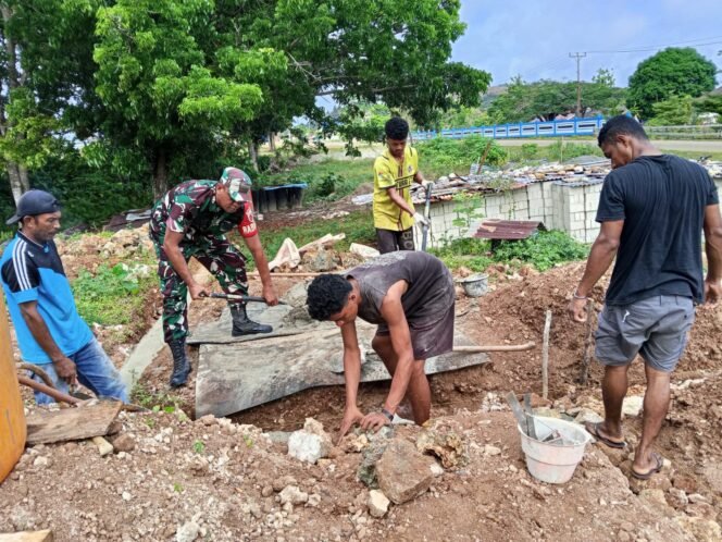
					Jalin Hubungan Baik, Babinsa Koramil 1512-03/Gebe Bantu Pembuatan Pondasi Rumah Milik Warga Binaan