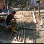 Anggota Satgas TMMD ke-128 Rangkaian Batangan Besi Untuk Pembangunan Infrastruktur Di Wilayah Sasaran