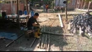 Anggota Satgas TMMD ke-128 Rangkaian Batangan Besi Untuk Pembangunan Infrastruktur Di Wilayah Sasaran