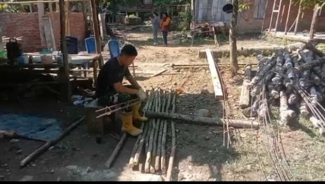 
					Anggota Satgas TMMD ke-128 Rangkaian Batangan Besi Untuk Pembangunan Infrastruktur Di Wilayah Sasaran