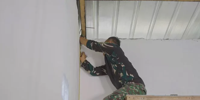 
					Pastikan Rapi dan Presisi, Satgas TMMD ke-128 Ukur Pemasangan Plafon Mushola Ar-Rasyid