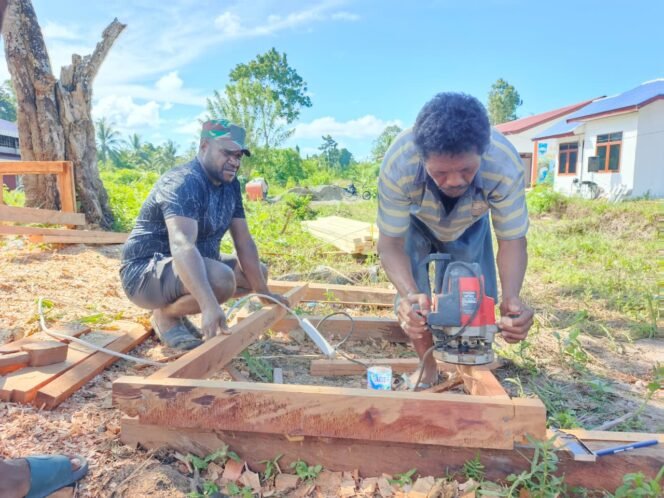 
					Sentuhan Estetika Warnai TMMD, Warga Bantu Profil Sudut Kusen di Manokwari Utara