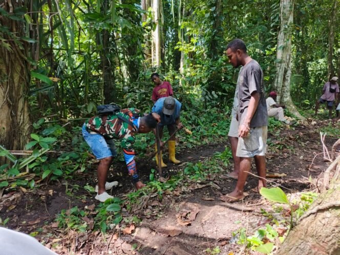 
					Satgas TMMD Kodim 1801/Manokwari Bersihkan dan Ratakan Jalan Demi Kelancaran Pengecoran