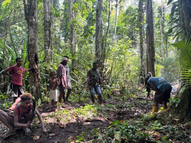 
					Semangat TMMD, Anak-Anak Ikut Ambil Bagian Bantu Satgas di Tanah Rubuh