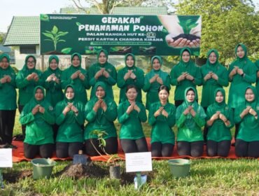 Persit Kartika Chandra Kirana Cabang XLI Kodim  1015/Sampit Bersama Persit Koorcab Rem 102/Pjg melakukan aksi nyata pelestarian alam