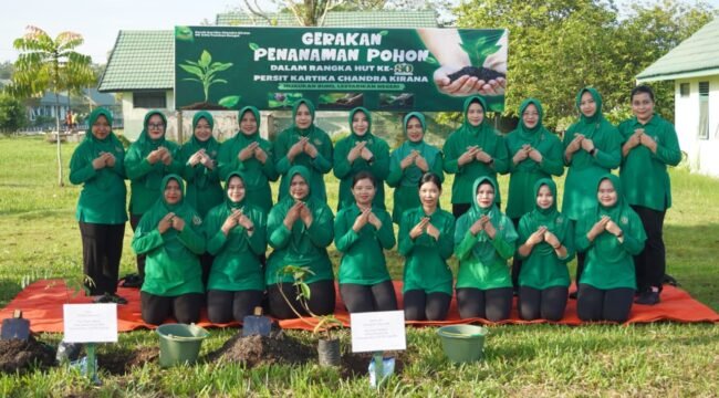 Persit Kartika Chandra Kirana Cabang XLI Kodim  1015/Sampit Bersama Persit Koorcab Rem 102/Pjg melakukan aksi nyata pelestarian alam