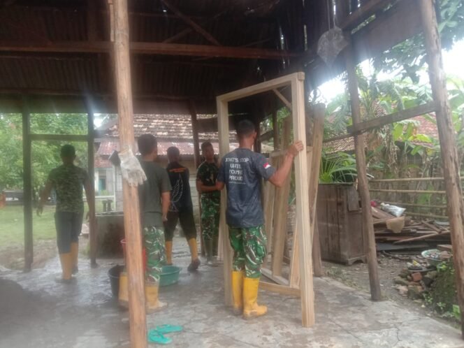 
					Pembuatan Kusen RTLH TMMD Ke-128 Kodim 0405/Lahat Dikebut, Wujudkan Rumah Kokoh dan Rapi