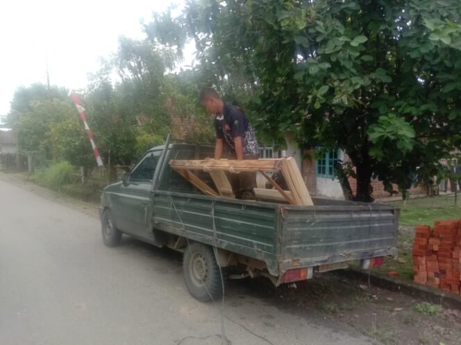 
					Satgas TMMD Kodim 0405/Lahat Distribusikan Kusen ke Titik RTLH, Percepat Tahap Pemasangan