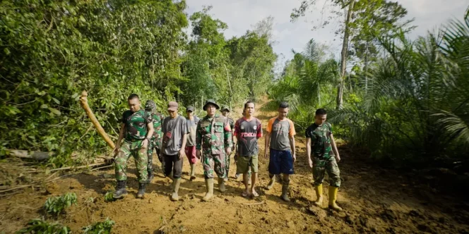 
					Pasiter Kodim 0405/Lahat Tinjau Pembukaan Jalan 2.000 Meter dalam Program TMMD Ke-128