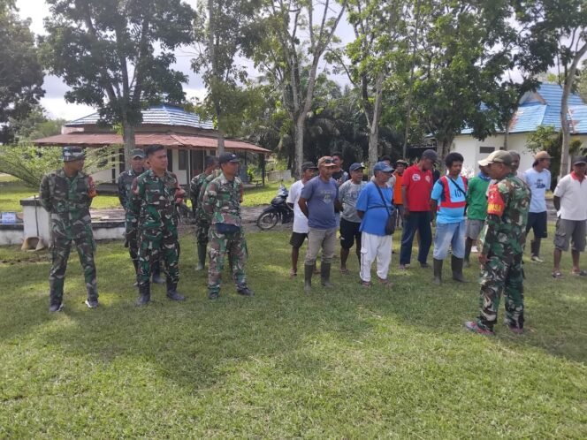 
					Persiapan Maksimal, TNI dan Warga Gotong Royong Bersihkan Lapangan Sambut TMMD